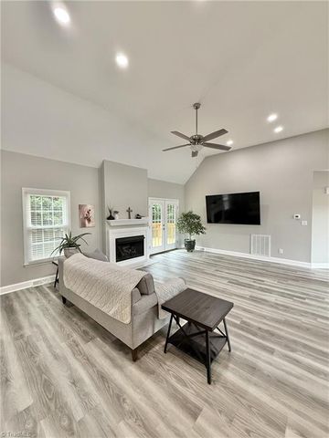 936 George Place Drive, Kernersville, NC 27284