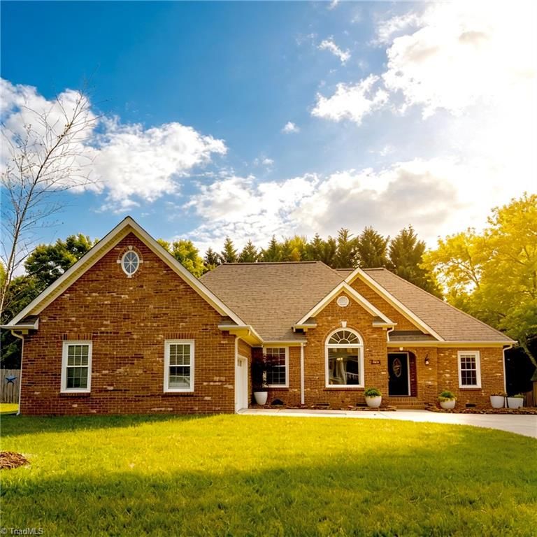 936 George Place Drive, Kernersville, NC 27284