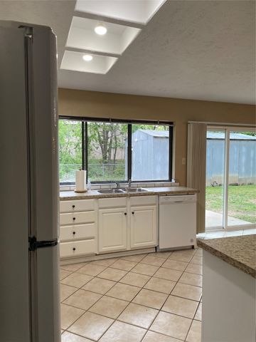 2111 W Pearl Street, Granbury, TX 76048