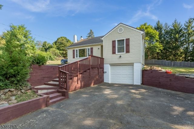 4 Lingert Ave, Clinton Town, NJ 08809
