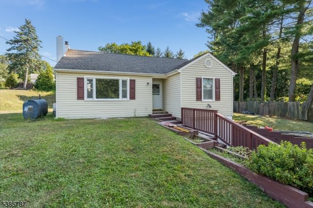 4 Lingert Ave, Clinton Town, NJ 08809