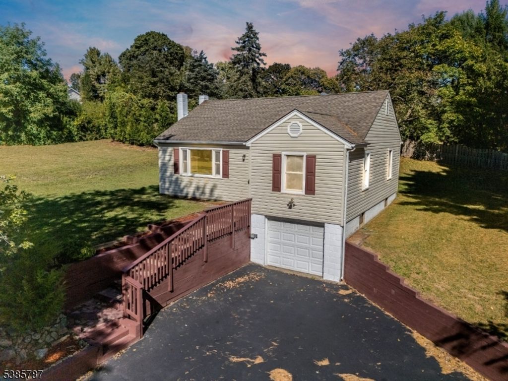 4 Lingert Ave, Clinton Town, NJ 08809