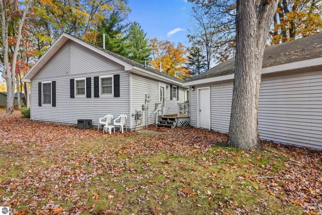 396 Davenport Lane, Cadillac, MI 49601