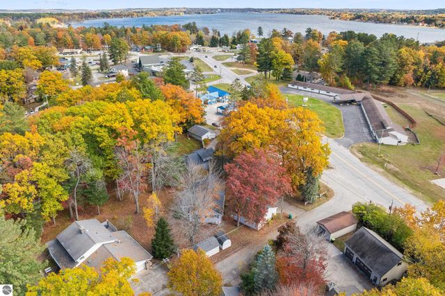 396 Davenport Lane, Cadillac, MI 49601