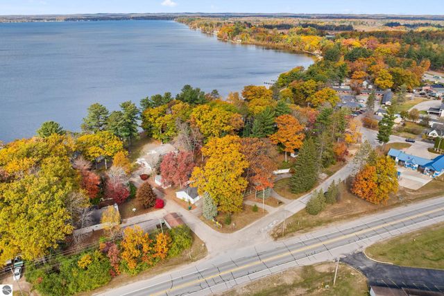 396 Davenport Lane, Cadillac, MI 49601