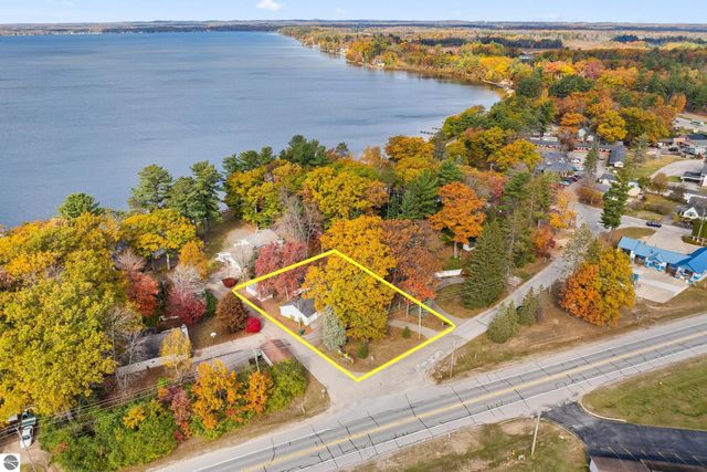 396 Davenport Lane, Cadillac, MI 49601