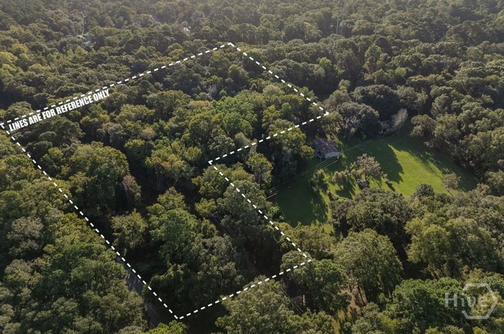 Image 8 of property listing at 114 Grober Hill Road, Beaufort, SC 29906