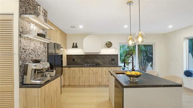 2749 NE 10th Ave, Wilton Manors, FL 33334