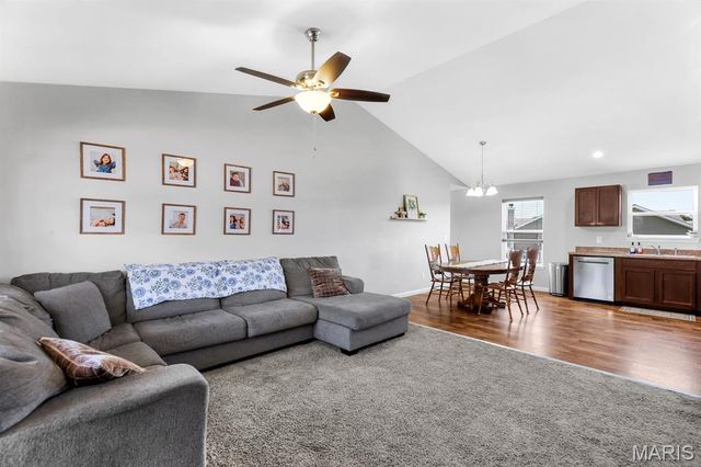 155 Williamsburg Lane, Troy, MO 63379