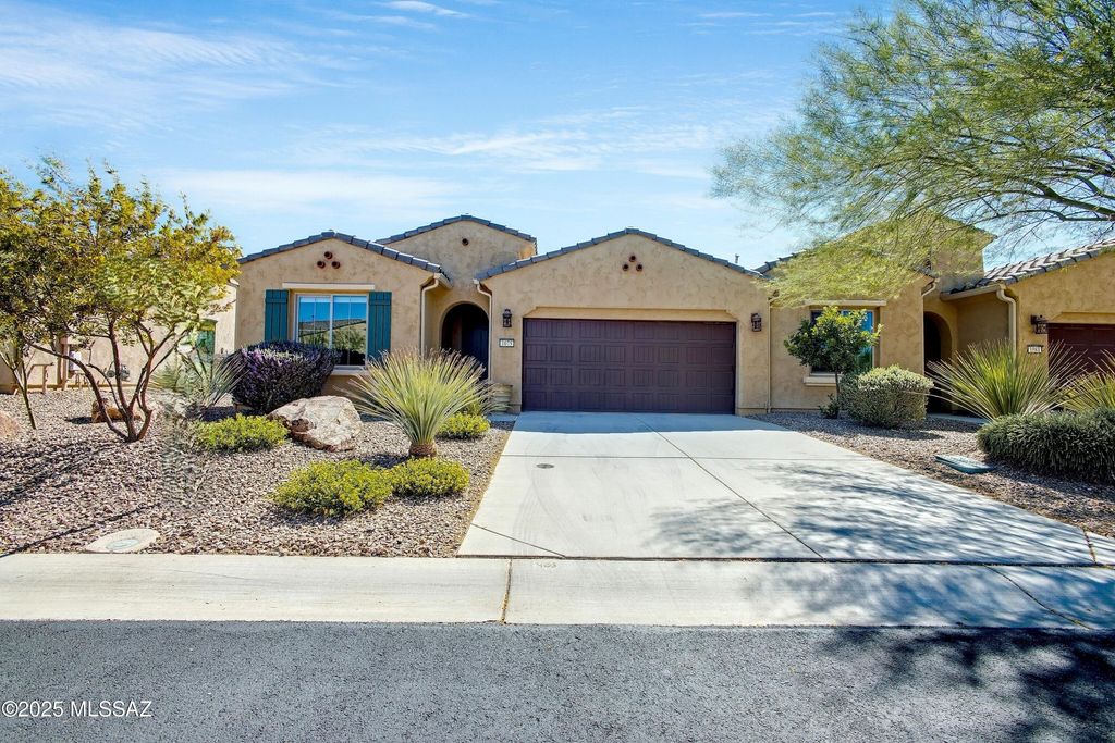 1075 N Echo Ranch Drive, Green Valley, AZ 85614