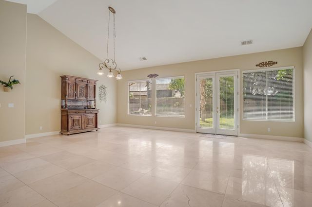 122 W Goshen Avenue, Clovis, CA 93611