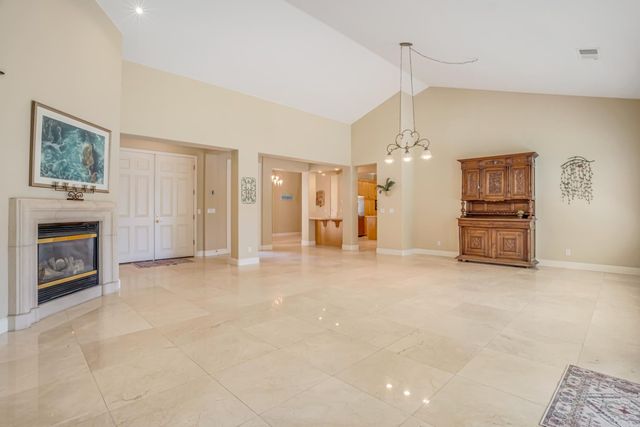 122 W Goshen Avenue, Clovis, CA 93611