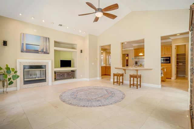 122 W Goshen Avenue, Clovis, CA 93611