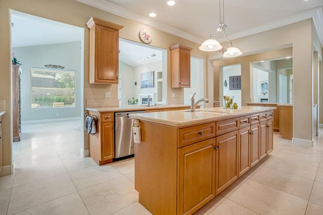 122 W Goshen Avenue, Clovis, CA 93611