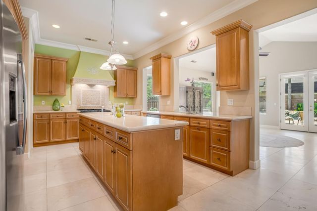 122 W Goshen Avenue, Clovis, CA 93611