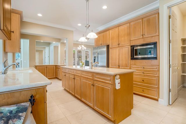 122 W Goshen Avenue, Clovis, CA 93611