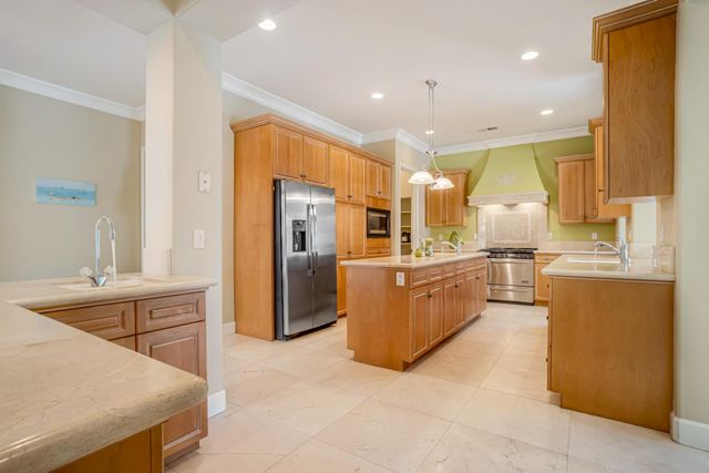 122 W Goshen Avenue, Clovis, CA 93611