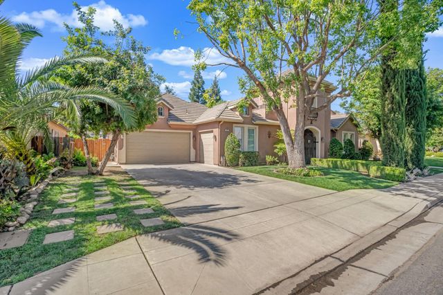 122 W Goshen Avenue, Clovis, CA 93611