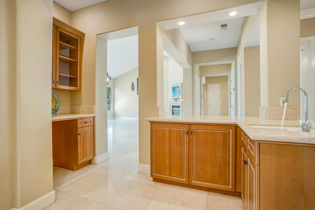 122 W Goshen Avenue, Clovis, CA 93611