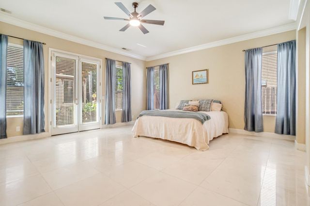 122 W Goshen Avenue, Clovis, CA 93611