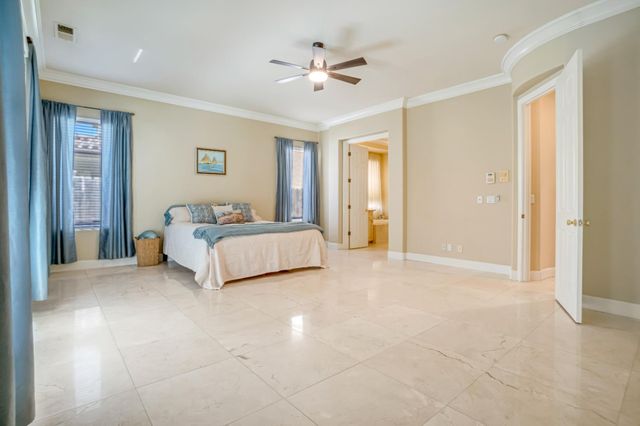 122 W Goshen Avenue, Clovis, CA 93611