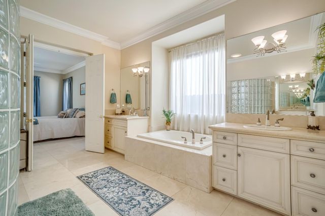 122 W Goshen Avenue, Clovis, CA 93611