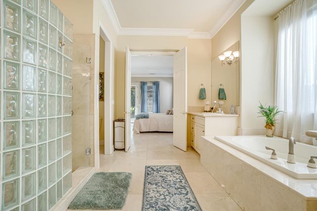 122 W Goshen Avenue, Clovis, CA 93611