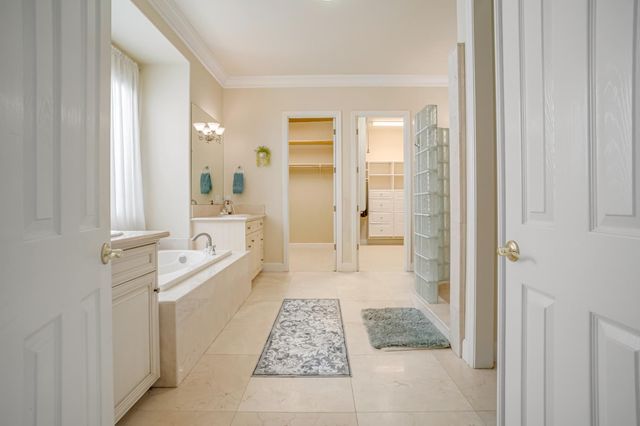 122 W Goshen Avenue, Clovis, CA 93611