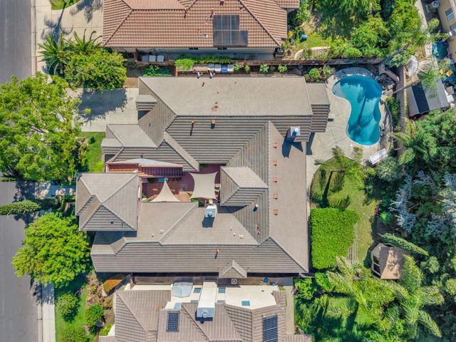 122 W Goshen Avenue, Clovis, CA 93611