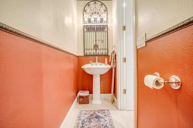 122 W Goshen Avenue, Clovis, CA 93611