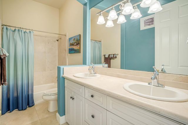 122 W Goshen Avenue, Clovis, CA 93611