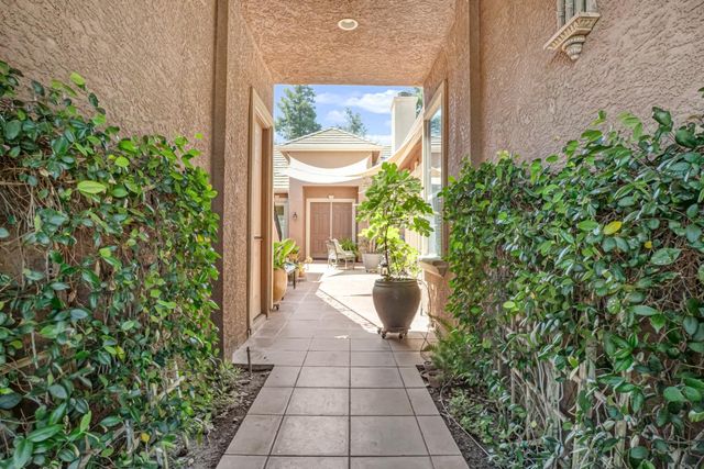 122 W Goshen Avenue, Clovis, CA 93611