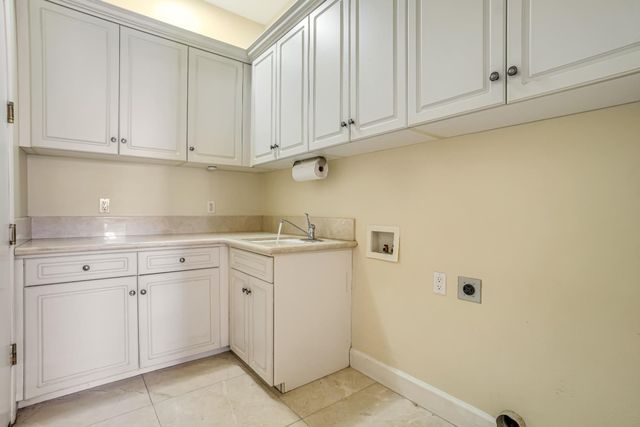 122 W Goshen Avenue, Clovis, CA 93611