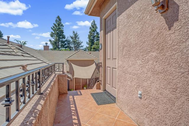 122 W Goshen Avenue, Clovis, CA 93611