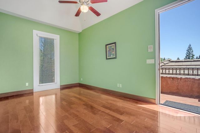 122 W Goshen Avenue, Clovis, CA 93611