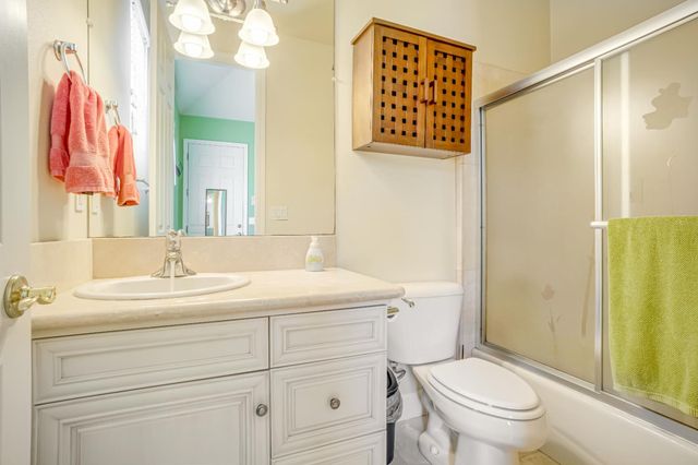 122 W Goshen Avenue, Clovis, CA 93611