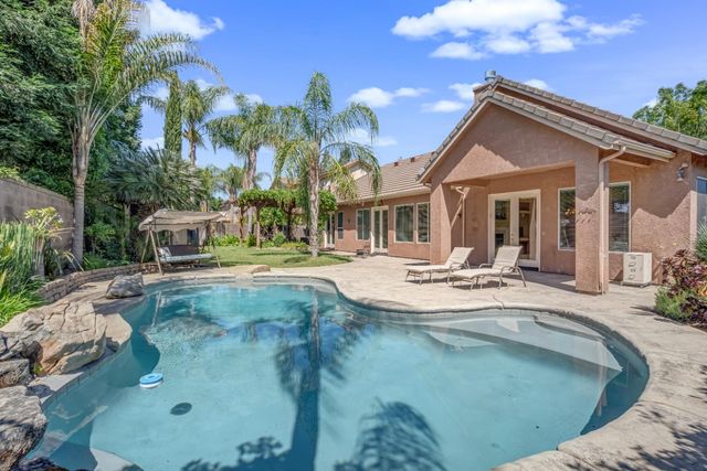 122 W Goshen Avenue, Clovis, CA 93611