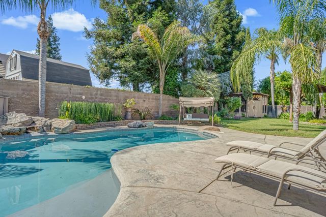 122 W Goshen Avenue, Clovis, CA 93611