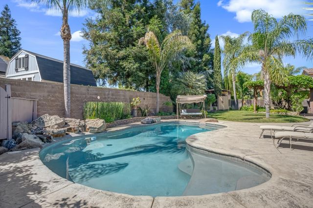 122 W Goshen Avenue, Clovis, CA 93611