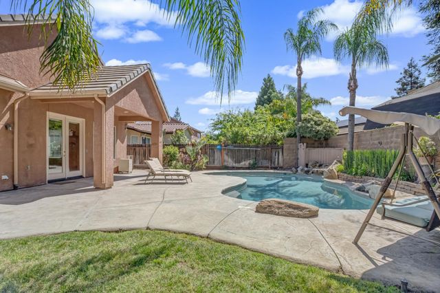 122 W Goshen Avenue, Clovis, CA 93611