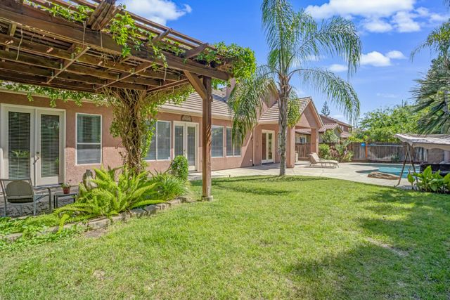 122 W Goshen Avenue, Clovis, CA 93611