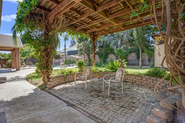 122 W Goshen Avenue, Clovis, CA 93611
