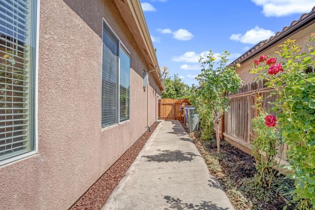 122 W Goshen Avenue, Clovis, CA 93611