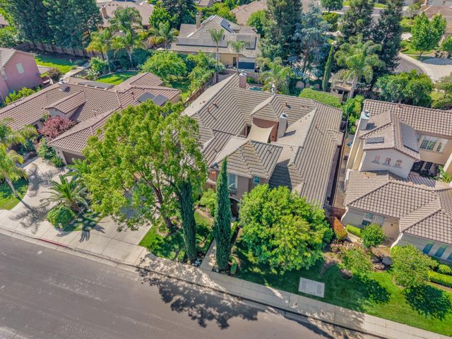 122 W Goshen Avenue, Clovis, CA 93611