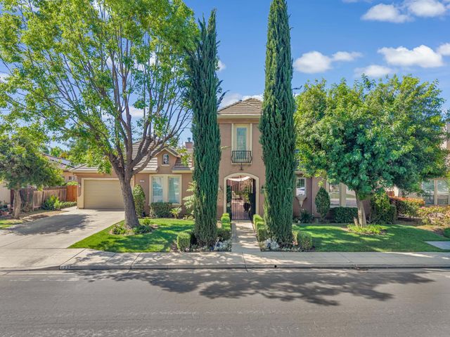 122 W Goshen Avenue, Clovis, CA 93611