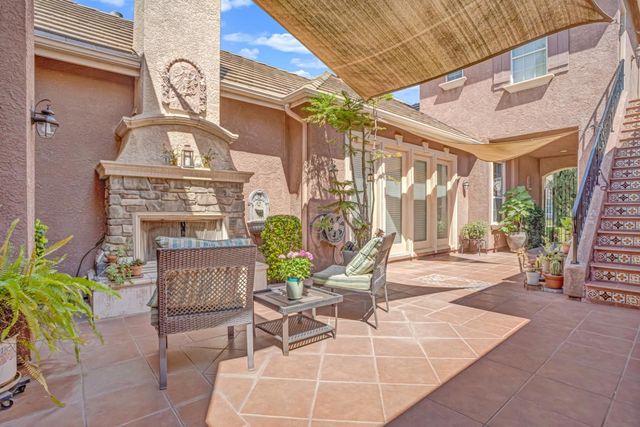 122 W Goshen Avenue, Clovis, CA 93611
