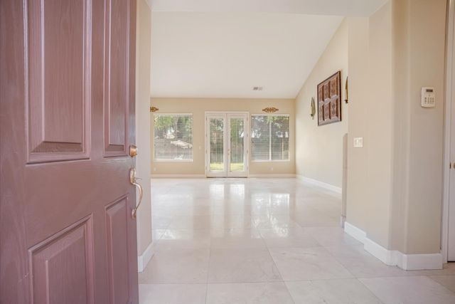 122 W Goshen Avenue, Clovis, CA 93611
