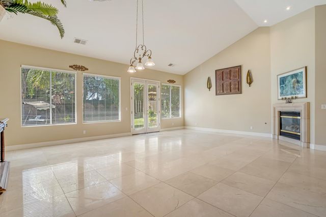 122 W Goshen Avenue, Clovis, CA 93611