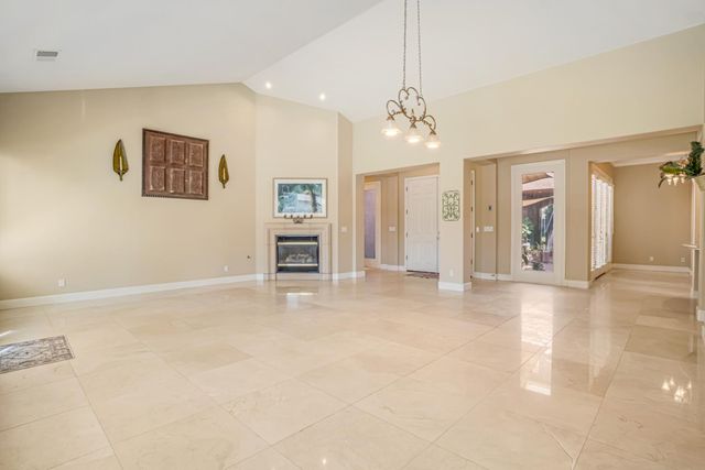 122 W Goshen Avenue, Clovis, CA 93611