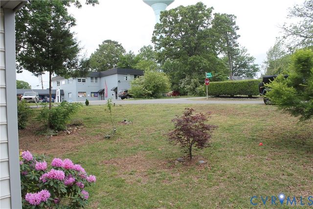 8819 McCaw Dr, North Chesterfield, VA 23235